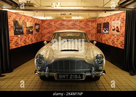 Aston Martin DB5 Goldfinger continuazione in mostra al Peninsula Hotel . 11MAY21 SCMP / Wison Wong Foto Stock