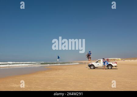 Spiaggia di Mimizan con bagnino, Francia. Foto Stock