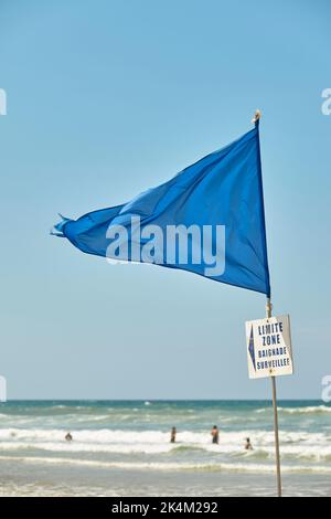 Bandiera blu con indicazione del limite di zona di balneazione sorvegliata (zona limite baignade surveillee), Francia, Foto Stock