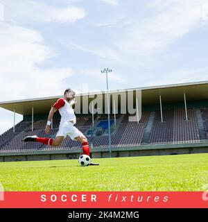 Composizione testo partite di calcio con calciatore caucasico con calcio in campo Foto Stock