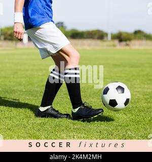 Composizione testo partite di calcio con gambe di calciatore caucasico con calcio in campo Foto Stock