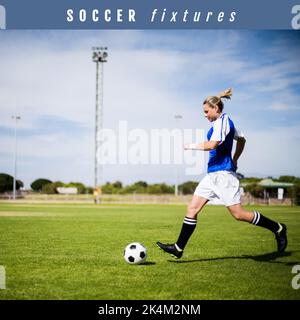 Composizione testo partite di calcio con calciatore caucasico con calcio in campo Foto Stock