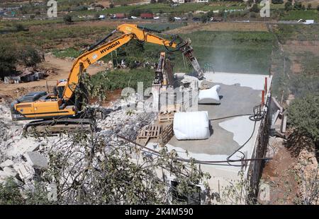 Hebron, città della Cisgiordania di Hebron. 3rd Ott 2022. I bulldozer israeliani demoliscono una casa palestinese, che si ritiene sia stata costruita senza permesso, nella città della Cisgiordania di Hebron, 3 ottobre 2022. Credit: Mamoun Wazwaz/Xinhua/Alamy Live News Foto Stock