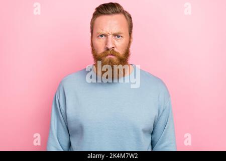 Ritratto foto di giovane uomo bearded redhair bello infelice arrabbiato aggressivo conflitto uomo isolato su sfondo di colore rosa Foto Stock