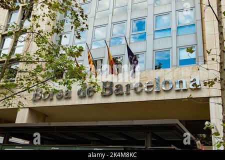 Barcellona, Spagna. 30th Set, 2022. Bandiere viste appese alla costruzione della Borsa di Barcellona. Credit: SOPA Images Limited/Alamy Live News Foto Stock