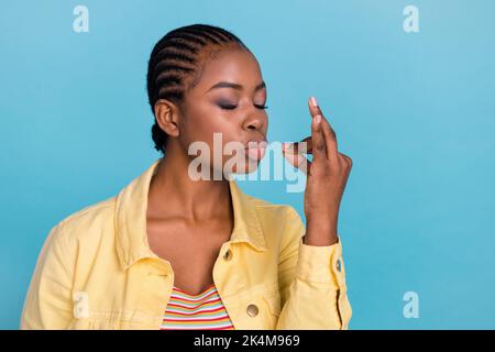 Ritratto di bella ragazza sognante degustazione invisibile delizioso pasto cena isolato su sfondo di colore blu brillante Foto Stock