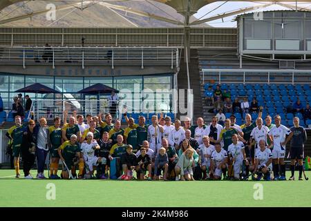 Cape Town, Sudafrica, 2022 10 03 sudafricani (B) e Francia (B)World Hockey Masters Mens oltre 55 squadre insieme posa per una foto dopo che il Sudafrica ha battuto la Francia entro il 2-0 al loro incontro allo stadio Harleyvale Cape Town Foto Stock