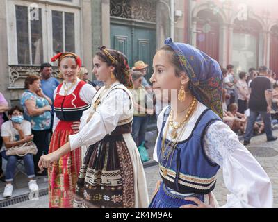 Ponte de Lima - 10 settembre 2022: Giovani vestiti con i costumi tradizionali del Portogallo settentrionale alla parata festiva di Feiras Novas. Foto Stock