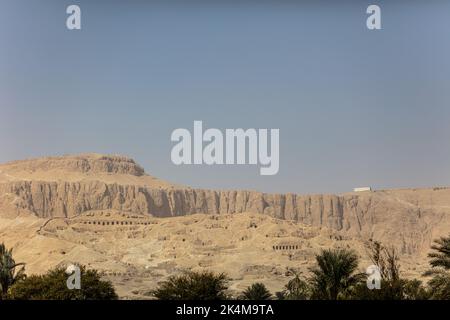 La città dei faraoni egiziani morti vicino a Luxor. Tombe di antichi faraoni egiziani. Valle dei re e delle regine. Nella valle dei re sono il Foto Stock