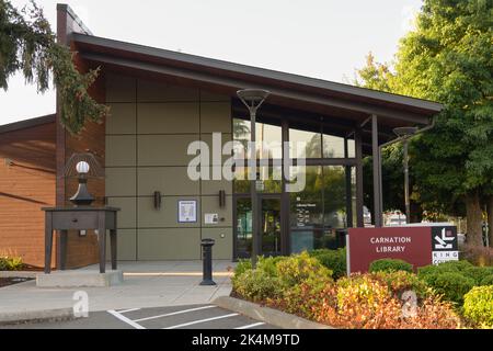 Carnation, WA, USA - 02 ottobre 2022; il sistema della biblioteca della contea di King si presenta in Carnation e l'entrata con il segno e l'illustrazione Foto Stock