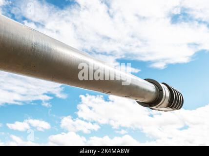 Vasca muso su sfondo cielo nuvoloso. Concetto militare di guerra. Foto di alta qualità Foto Stock