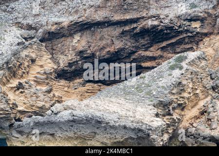 Formazione di sedimenti di roccia geologica in primo piano che mostra i modelli e le strutture naturali nel sud-ovest del Portogallo Foto Stock