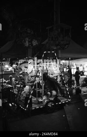 Cicalengka, Giava Occidentale, Indonesia - 02 Ottobre, 2022 : ruota panoramica, foto monocromatica della ruota panoramica per bambini in piazza Cicalengka - Indonesia Foto Stock