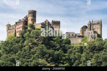 Castello di Schoenburg visto dal fiume Reno Foto Stock