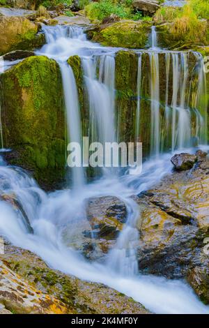 Il Giessbach sorge nelle alte valli e bacini della zona di Faulhorn-Sägistal e sfocia nelle famose cascate di Giessbach, che si tuffano in la Foto Stock