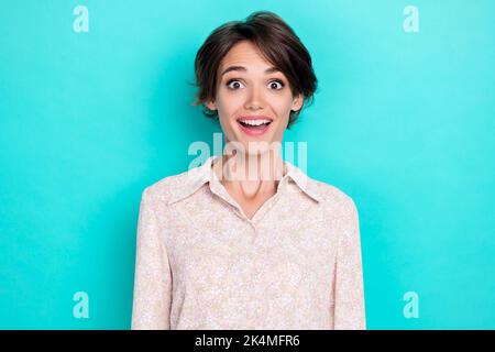 Foto di giovane bella bella sorridente positivo carino divertente donna aperta bocca reazione senza parole guardare isolato su sfondo di colore ciano Foto Stock