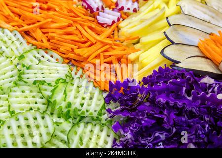 Verdure grattugiate fresche come ingredienti per insalata vista dall'alto. Concetto di alimentazione sana. Foto Stock