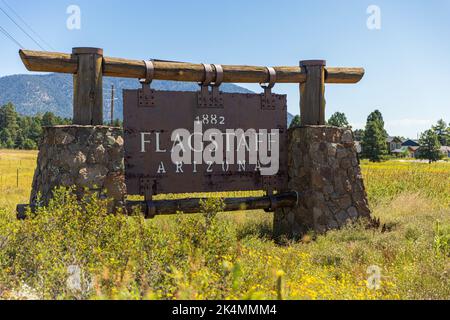 Cartello rustico ai confini della città di Flagstaff, Arizona Foto Stock