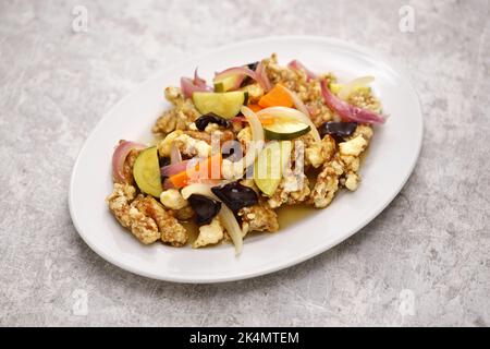 Il Tangsuyuk è un popolare piatto cinese coreano conosciuto come maiale dolce e agrodolce coreano. Foto Stock