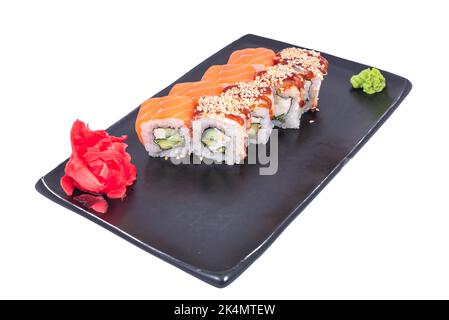 Sushi roll giapponese di pesce isolato su bianco primo piano. Ristorante di cucina Giapponese, piatto di roll o piatto di sushi maki gunkan. Rotoli di sushi Maki con Foto Stock