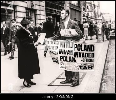 ADOLF HITLER INVASION POLAND WW2 vendor di giornali di strada vintage 1939 UK inizio della seconda guerra mondiale Una donna londinese legge un giornale che annuncia l'invasione della Polonia da parte della Germania nazista, il 1 settembre 1939. Seconda guerra mondiale Germania nazista Polonia invasione Foto Stock