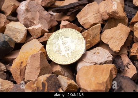 Bitcoin sullo sfondo di frammenti di pietre da vicino Foto Stock