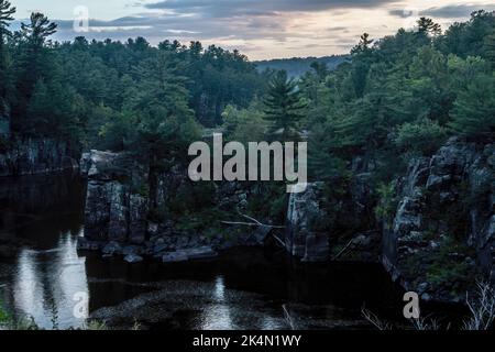 Angle Rock nella splendida St. Croix River Valley in una serata estiva all'Interstate state Park a Taylors Falls, Minnesota USA. Foto Stock