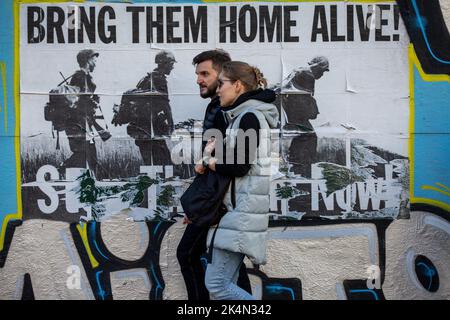 Kiev, Ucraina. 24th Set, 2022. La gente passa davanti a un poster che dice "portarli a casa vivi" nel centro di Kiev. Ogni giorno muoiono in media 50 soldati ucraini in battaglia con l'esercito russo. Credit: SOPA Images Limited/Alamy Live News Foto Stock