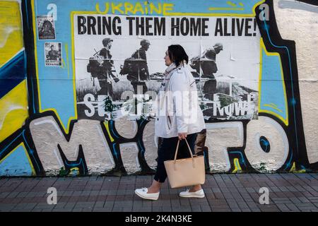 Kiev, Ucraina. 24th Set, 2022. Una donna passa davanti al poster con l'iscrizione "portali a casa vivi" nel centro di Kyiv. Ogni giorno muoiono in media 50 soldati ucraini in battaglia con l'esercito russo. (Foto di Oleksii Chumachenko/SOPA Images/Sipa USA) Credit: Sipa USA/Alamy Live News Foto Stock