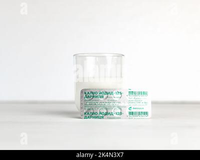 KIEV, UCRAINA, OTTOBRE 2022 - compresse di ioduro di potassio da utilizzare in caso di contaminazione radioattiva. Il nome del medicinale è riportato sulla vescica Foto Stock