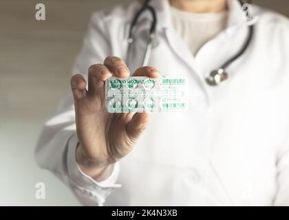 KIEV, UCRAINA, OTTOBRE 2022 - compresse di ioduro di potassio da utilizzare in caso di contaminazione radioattiva. Il nome del medicinale è riportato sulla vescica Foto Stock