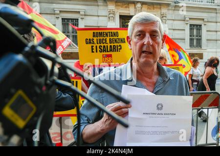 Roma 04/10/2022, , mobilitazione USB contro l'elevato costo della vita e l'aumento delle bollette di gas ed elettricità. Foto Stock