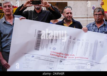 Roma 04/10/2022, , mobilitazione USB contro l'elevato costo della vita e l'aumento delle bollette di gas ed elettricità. Foto Stock