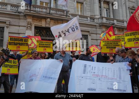 Roma 04/10/2022, , mobilitazione USB contro l'elevato costo della vita e l'aumento delle bollette di gas ed elettricità. Foto Stock