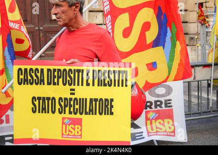 Roma 04/10/2022, , mobilitazione USB contro l'elevato costo della vita e l'aumento delle bollette di gas ed elettricità. Foto Stock