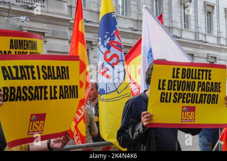 Roma 04/10/2022, , mobilitazione USB contro l'elevato costo della vita e l'aumento delle bollette di gas ed elettricità. Foto Stock