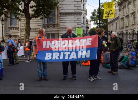 Londra, Regno Unito. 3rd ottobre 2022. Gli attivisti hanno una bandiera insulare della Gran Bretagna durante la protesta Just Stop Oil fuori Downing Street. La protesta fa parte di una serie di manifestazioni che si svolgono ogni giorno a Westminster, con il gruppo di azione sul clima che chiede la fine dei combustibili fossili e il passaggio alle energie rinnovabili. Credit: Vuk Valcic/Alamy Live News Foto Stock