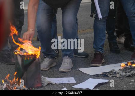 Roma 04/10/2022, , mobilitazione USB contro l'elevato costo della vita e l'aumento delle bollette di gas ed elettricità. Nella foto, i dimostranti bruciano le fatture sotto la sede della Cassa depositi e Prestiti Foto Stock