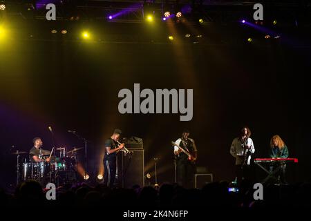 Gli Ezra Collective suonano un jazz ambientato sul far Out Stage al Green Man Festival 2019, un festival di musica popolare in Galles, Regno Unito. Foto: Rob Watkins. Foto Stock