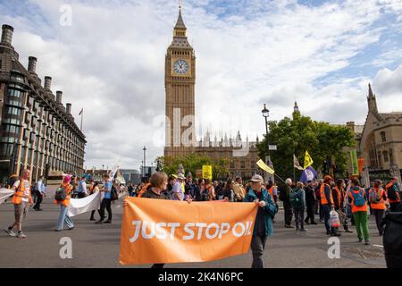 Londra, Inghilterra, Regno Unito 03/10/2022 i manifestanti di Just Stop Oil bloccano le strade intorno a Westminster come parte di una giornata di azione Foto Stock