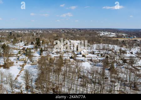 Una piccola città americana in Pennsylvania ha un complesso residenziale dove i tetti hanno neve su di loro dopo una grave tempesta di neve nella zona Foto Stock