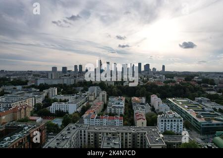 Una vista aerea dello skyline e degli alberi di Varsavia, Polonia Foto Stock