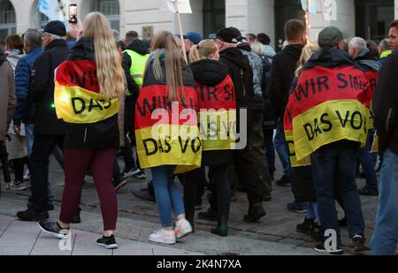 Schwerin, Germania. 03rd Ott 2022. Una manifestazione contro la politica energetica inizia di fronte al castello di Schwerin, i partecipanti hanno appeso bandiere tedesche con l'iscrizione "noi siamo il popolo”. Secondo le autorità di assemblaggio, in diverse città sono previste manifestazioni contro il forte aumento dei prezzi dell'elettricità e del gas e le conseguenze dell'inflazione. Credit: Bernd Wüstneck/dpa/Alamy Live News Foto Stock