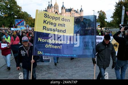 Schwerin, Germania. 03rd Ott 2022. Una manifestazione contro la politica energetica inizia di fronte al castello di Schwerin, un banner recita: "Stop the war with Russia" (fermare la guerra con la Russia). Open Nordstream 2!'. Secondo le autorità di assemblaggio, in diverse città sono previste manifestazioni contro il forte aumento dei prezzi dell'elettricità e del gas e le conseguenze dell'inflazione. Credit: Bernd Wüstneck/dpa/Alamy Live News Foto Stock