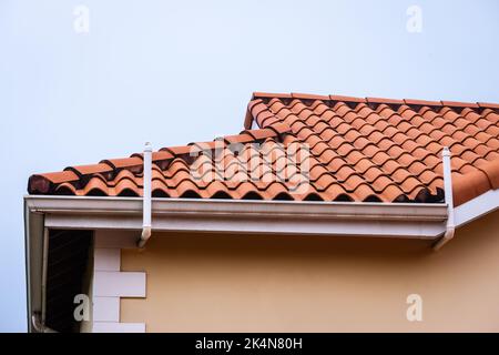 Tegole di terracotta tetto casa tegola rossa tetto e grondaia casa architettura Foto Stock