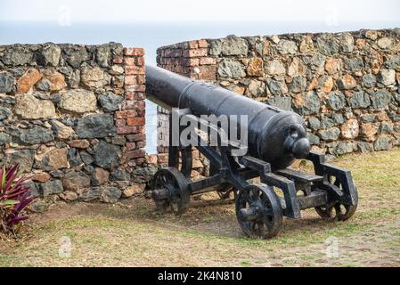 canone medievale a Fort King George Scarborough Tobago attrazione turistica locale Foto Stock