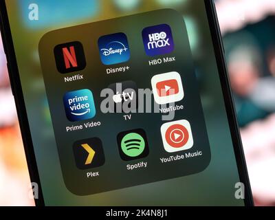 Galati, Romania - Ottobre, 03 2022: Le icone delle app mobili dei servizi di intrattenimento sono visti su uno smartphone, tra cui Netflix, Disney+, HBO Max, Amazon P Foto Stock