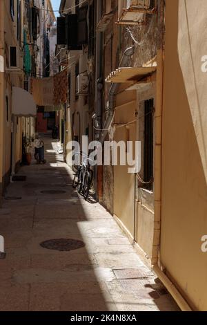 Una bella strada stretta nella parte vecchia della città di Corfù. Foto Stock