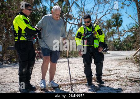 Il personale della Guardia Costiera proveniente dalle squadre degli scioperi del Golfo, dell'Atlantico e del Pacifico assiste la residenza di Sanibel Island, Florida, 30 settembre 2022. Le forze scioperi hanno trasferito oltre 30 persone sulla terraferma della Florida per cercare rifugio e risorse. (STATI UNITI Guardia costiera foto di Petty Officer 3rd Classe Gabriel Wisdom) Foto Stock