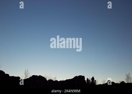 Sentiero aereo nel cielo blu Foto Stock